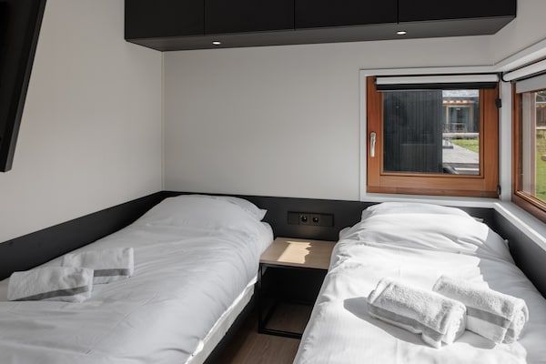 Slaapkamer - Lodge bij Brouwersdam & Noordzeestrand in Scharendijke (3)