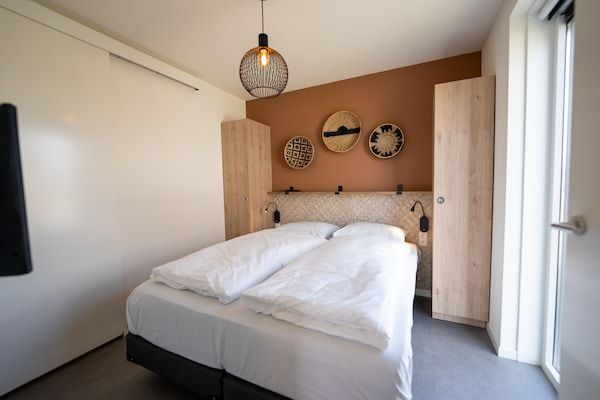 Slaapkamer - Moderne lodge aan het water in Breskens (5)