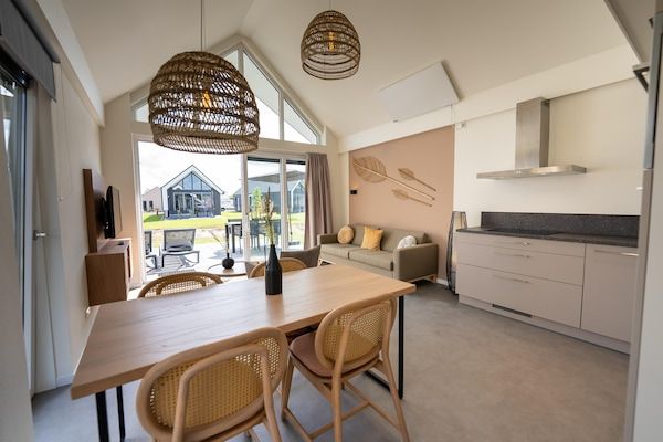 Woonkamer - Moderne lodge aan het water in Breskens (2)