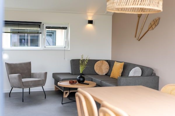 Woonkamer - Villa in Breskens vlakbij het strand in Breskens (2)