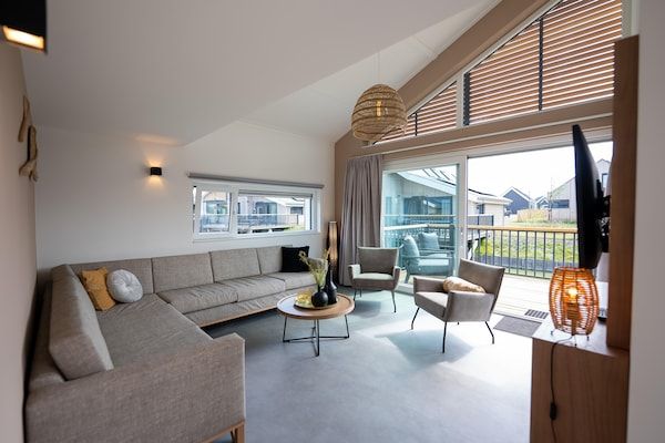 Woonkamer - Villa in Breskens bij het Strand in Breskens (2)