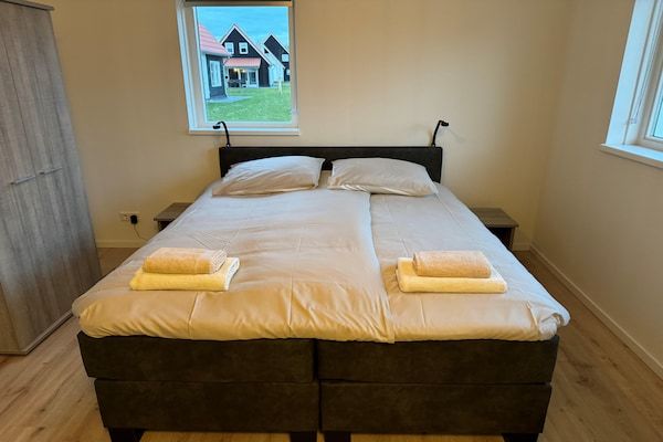 Slaapkamer - Luxe verblijf met sauna en tuin in Scherpenisse (1)