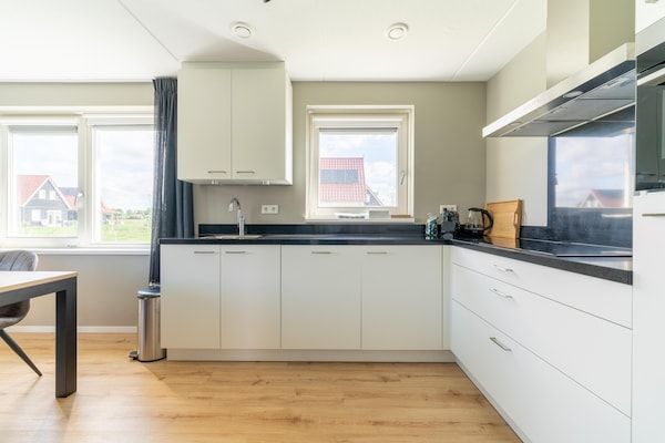 Keuken - Luxe verblijf met sauna en tuin in Scherpenisse (3)