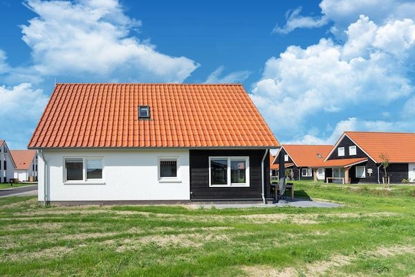 Buitenkant - Luxe verblijf met sauna en tuin in Scherpenisse (5)