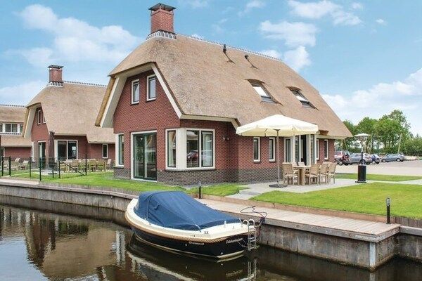 Buitenkant - Villa in Friesland met Sauna en Bubbelbad in Idskenhuizen (1)