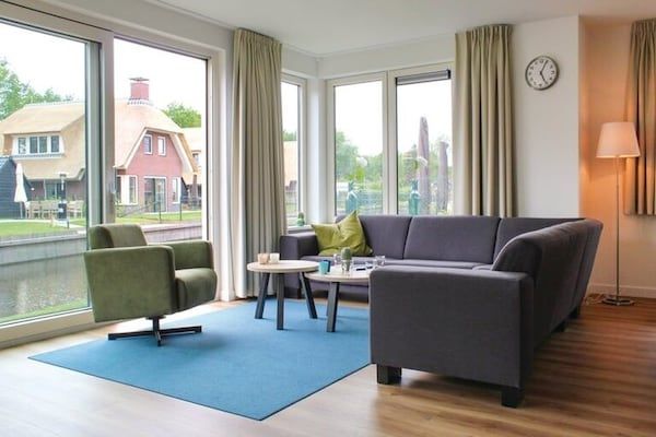 Woonkamer - Villa in Friesland met Sauna en Bubbelbad in Idskenhuizen (2)