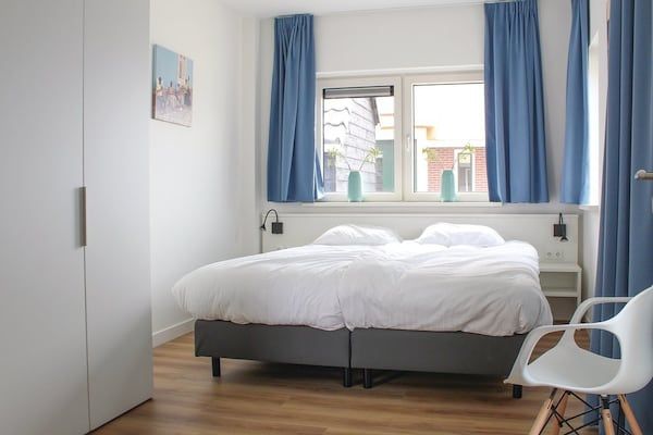 Slaapkamer - Villa in Friesland met Sauna en Bubbelbad in Idskenhuizen (4)