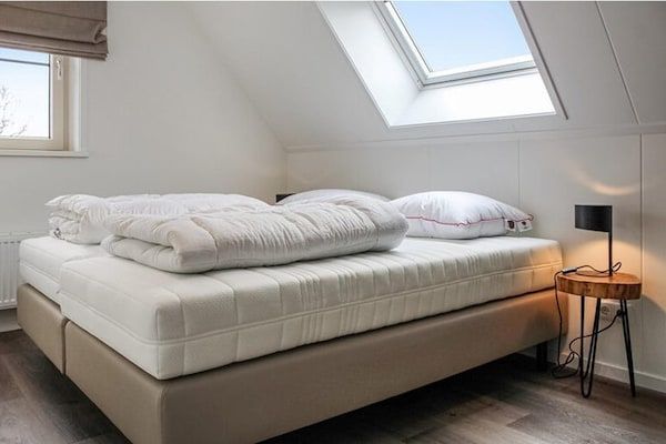 Slaapkamer - Villa met tuin, op vakantiepark aan het water in Idskenhuizen (4)