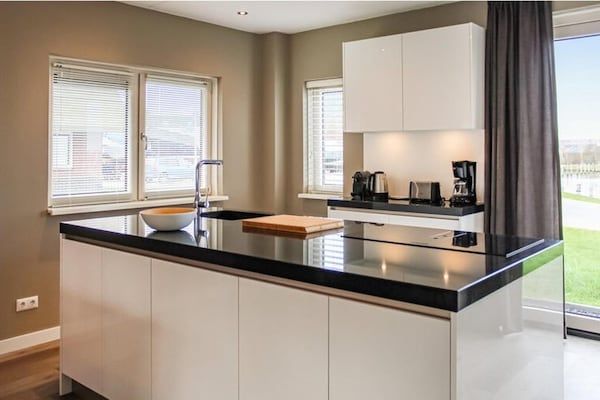 Keuken - Villa met tuin, op vakantiepark aan het water in Idskenhuizen (3)