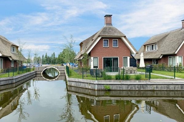 Buitenkant - Villa met tuin, op vakantiepark aan het water in Idskenhuizen (5)