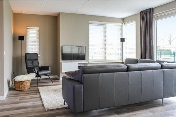 Woonkamer - Villa met tuin, op vakantiepark aan het water in Idskenhuizen (1)