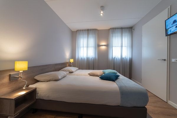 Slaapkamer - Villa in Zeeland bij schone stranden in Colijnsplaat (5)