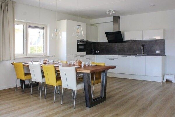 Keuken - Villa in Friesland met aanlegsteiger in Idskenhuizen (3)