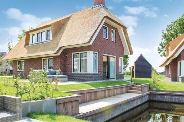 Buitenkant - Villa in Friesland met aanlegsteiger in Idskenhuizen (1)