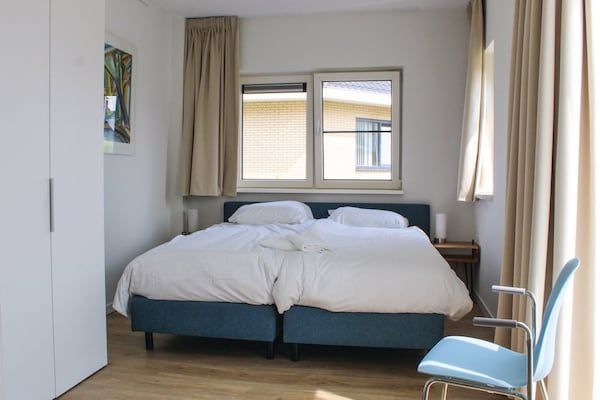 Slaapkamer - Villa in Friesland met aanlegsteiger in Idskenhuizen (4)