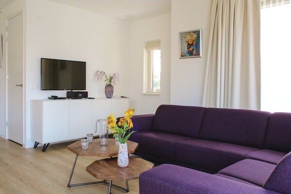 Woonkamer - Villa in Friesland met aanlegsteiger in Idskenhuizen (2)