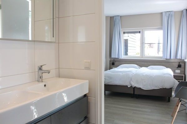 Slaapkamer - Villa in Friesland met Sauna en Steiger in Idskenhuizen (4)