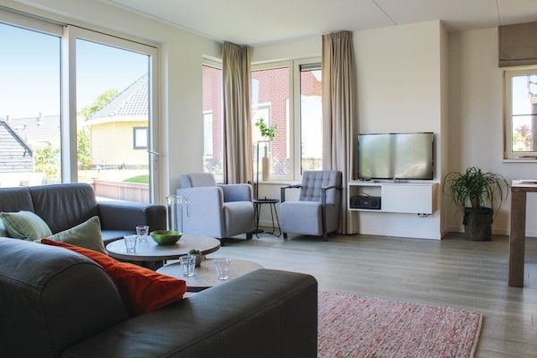 Woonkamer - Villa in Friesland met Sauna en Steiger in Idskenhuizen (2)