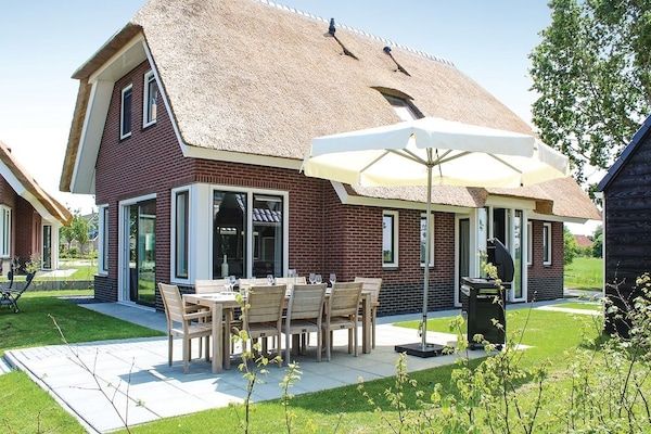 Buitenkant - Villa in Friesland met Sauna en Steiger in Idskenhuizen (1)