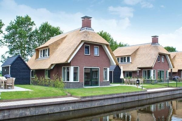 Buitenkant - Villa in Friesland met Sauna aan Water in Idskenhuizen (1)