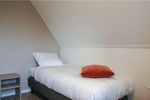 Slaapkamer - Villa in Friesland met Sauna aan Water in Idskenhuizen (5)