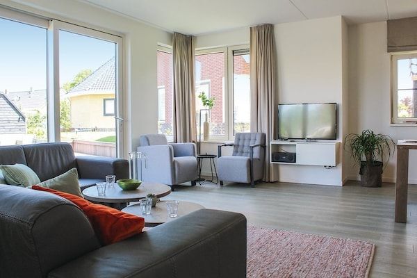 Woonkamer - Villa in Friesland met Aanlegsteiger in Idskenhuizen (2)