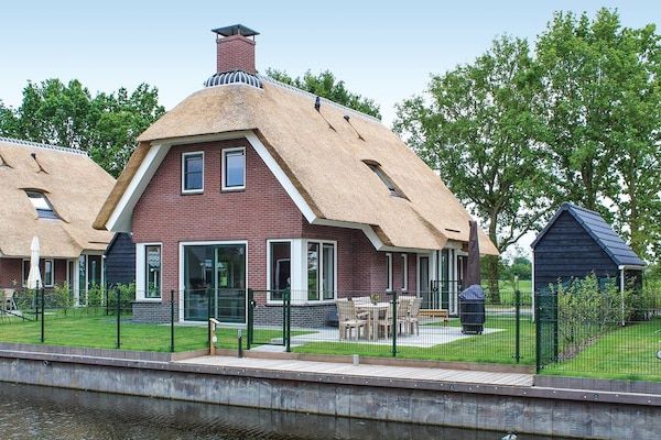 Buitenkant - Villa in Friesland met Aanlegsteiger in Idskenhuizen (1)