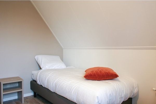 Slaapkamer - Villa in Friesland met Aanlegsteiger in Idskenhuizen (4)