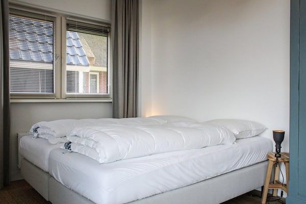 Slaapkamer - Villa in Friesland met Steiger en Omheinde Tuin in Idskenhuizen (4)