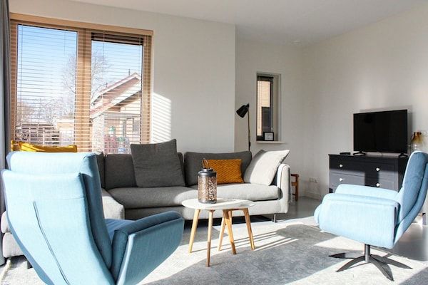 Woonkamer - Villa in Friesland met Steiger en Omheinde Tuin in Idskenhuizen (1)
