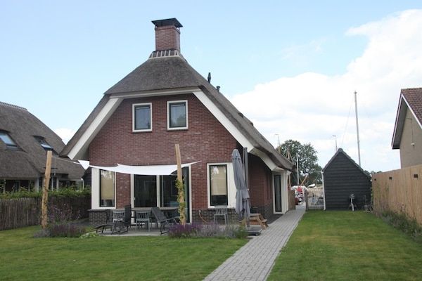 Buitenkant - Villa in Friesland met Steiger en Omheinde Tuin in Idskenhuizen (5)