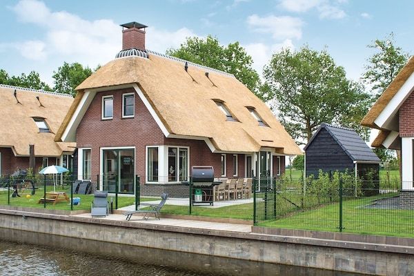Buitenkant - Villa in Friesland aan het water in Idskenhuizen (1)