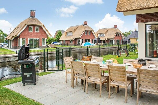 Terras - Villa in Friesland aan het water in Idskenhuizen (4)