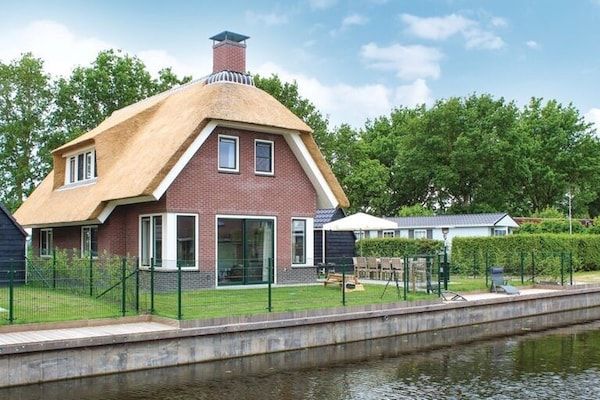 Buitenkant - Villa in Friesland met Tuin aan Water in Idskenhuizen (1)
