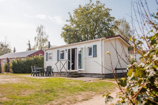 Buitenkant - Chalet aan het water in Leukermeer in Well (1)