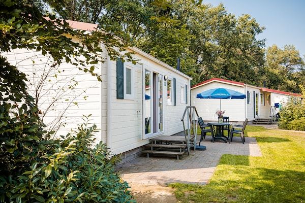 Buitenkant - Chalet aan het water in Leukermeer in Well (2)