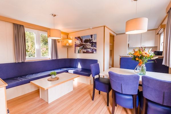 Woonkamer - Chalet aan het Leukermeer in Well (1)