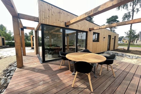 Buitenkant - Luxe Lodge met Strandzicht in Well (1)