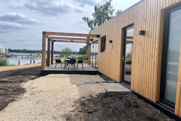 Terras - Luxe Lodge met Strandzicht in Well (3)