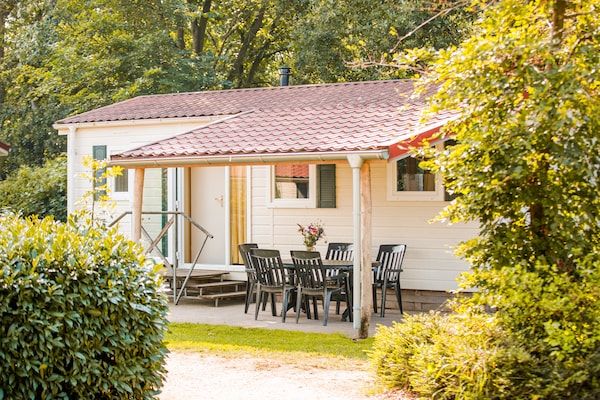 Buitenkant - Chalet aan het water Leukermeer in Well (5)