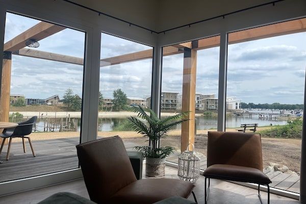 Woonkamer - Luxe Lodge aan de Rijn met Uitzicht in Well (2)
