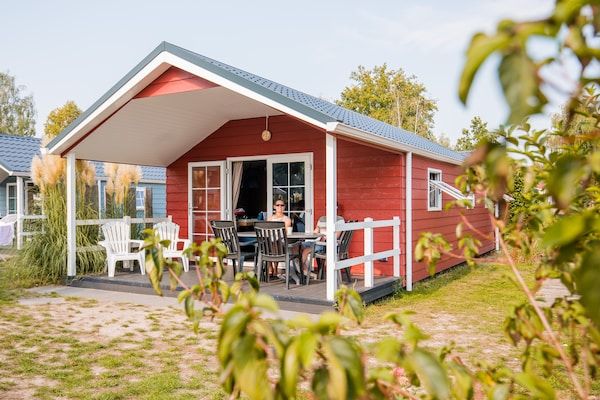Buitenkant - Chalet met overdekt terras in het Leukermeer in Well (1)