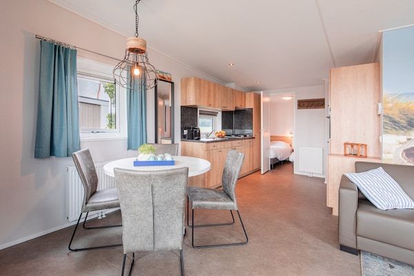 Woonkamer - Chalet in Duisburg met Strand en Haven in Well (2)
