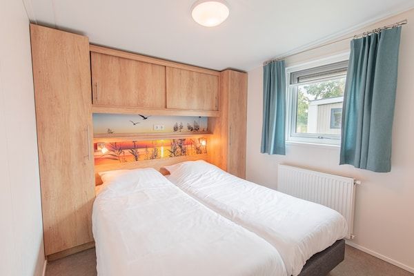 Slaapkamer - Chalet in Duisburg met Strand en Haven in Well (4)