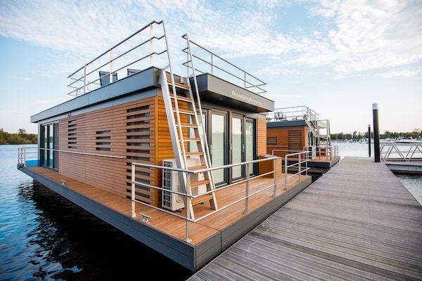 Buitenkant - Woonboot in Nederland bij Vakantiepark in Well (1)