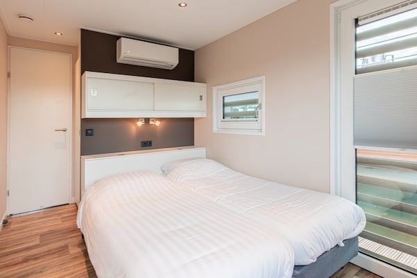 Slaapkamer - Woonboot in Nederland bij Vakantiepark in Well (4)
