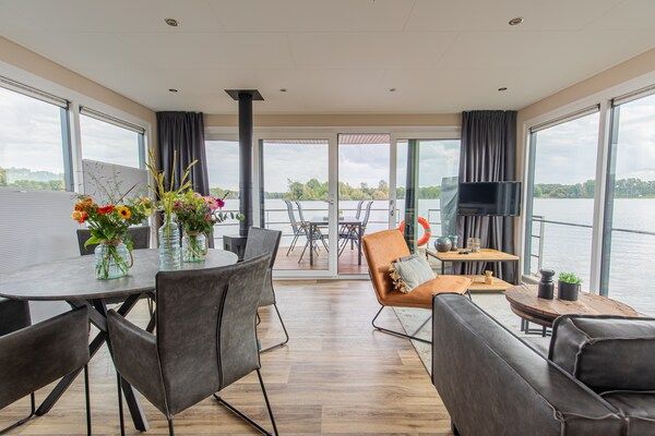 Woonkamer - Woonboot in Nederland bij Vakantiepark in Well (2)