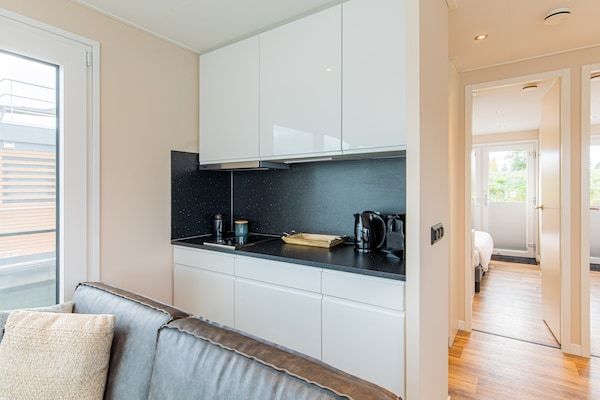 Keuken - Woonboot in Nederland bij Vakantiepark in Well (3)