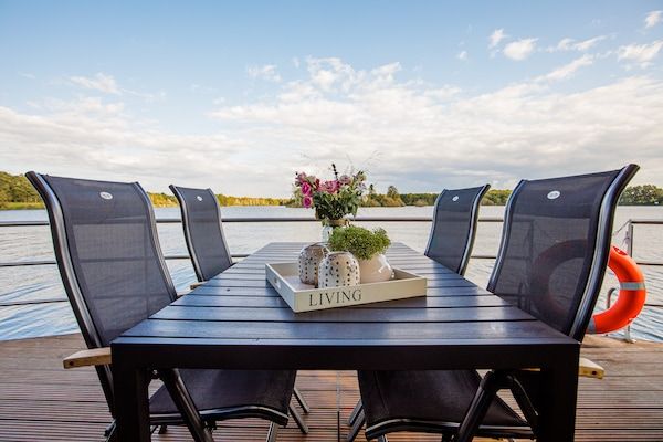 Terras - Woonboot in Nederland bij Vakantiepark in Well (5)