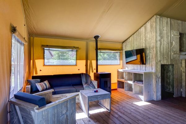 Woonkamer - Chique glamping-uitje met zwembad in Dalfsen (4)